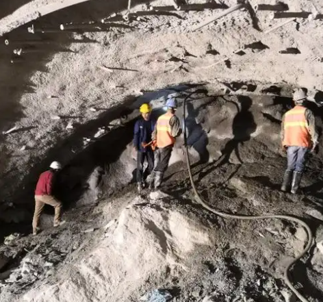 封开隧道拱顶带模注浆料，微膨胀注浆料的特点及施工工艺